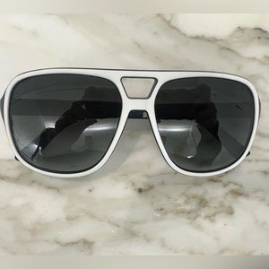 Gucci Unisex White Sunglasses Model GG 1115/S